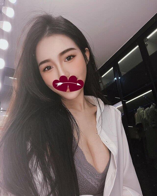 美女女主播 喜歡玩COS 各種角色都能勝任 五官精緻可愛 胸型飽滿手感好 細腰翹臀 皮膚白皙光滑 眼神勾人會放電 床上主動熱情