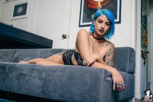 Beautiful Suicide Girl Pulp Black & Blue (21) 2K lossless iPhone image high definition wallpaper