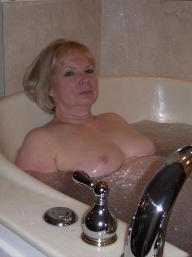 Nancy close-up in the tub at the Maine resort.