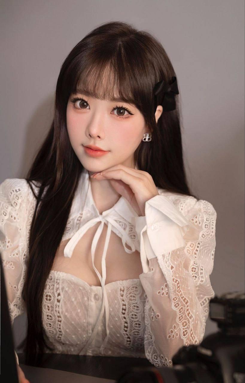 有著瘦削纖細的身材 散發著清新純淨的美感 她擁有迷人的小蠻腰 扭動起來靈活輕盈 撩動人心弦 她的聲音溫柔甜美讓人著迷 肌膚白皙嫩滑 觸感細膩柔軟除了外型出眾外 她還健談好溝通 是位多才多藝的迷人妹妹 帶給人愉悅和清新之感