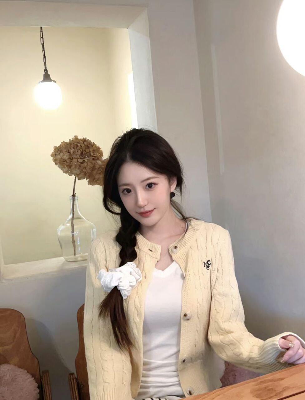長相氣質 漂亮 舔功一流 愛愛的時候會呻吟 
操起來超有FU #舌尖在你肉棒上面轉來轉去‼️
喜歡LG👅 撫摸 後背式