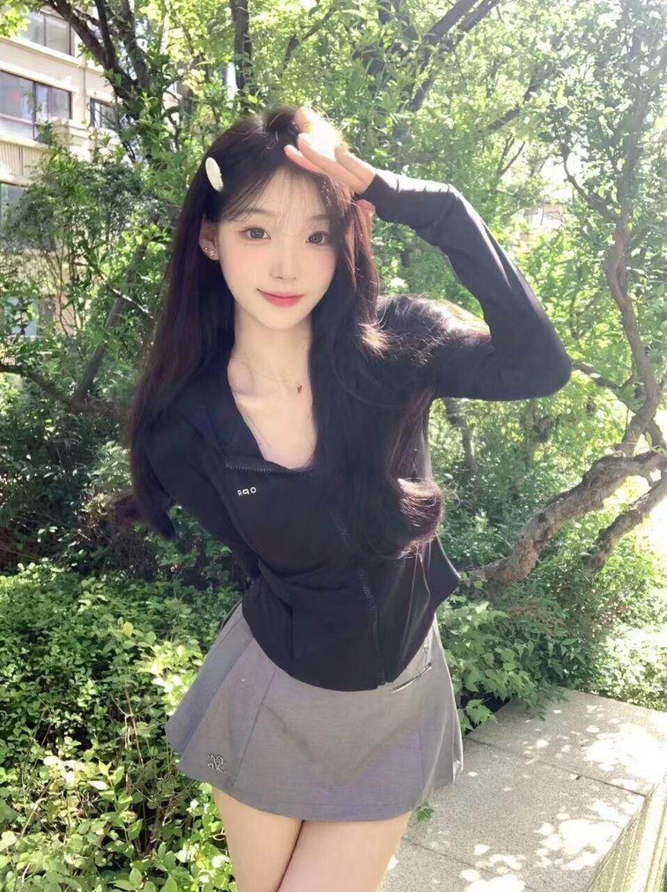 身材沒有一點贅肉 細腰翹臀完美比例 平時是溫柔知心姐姐 一到床上就徹底釋放內心對性愛的狂熱 小心她不停的要 要到你腿軟扶墻走