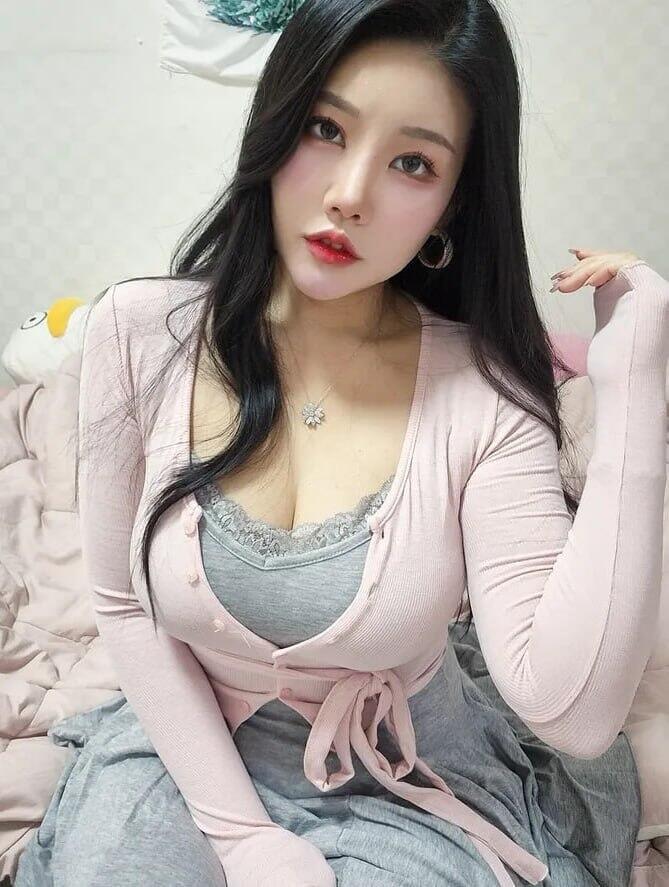 這位清新可人的小美女 嬌小的身材讓她看起來格外可愛 甜美的笑容加上她那迷人的眼神 簡直是撩動心弦的存在 每個動作都透露出不經意的性感 她的溫柔 讓你心甘情願地沉溺其中
