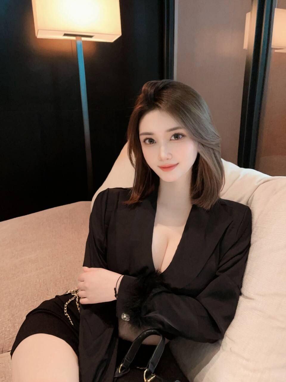 可愛與性感兼具，奶子又大又柔，床上叫聲超騷、配合度超滿分，69、奶泡、火車便當一樣不落，讓你想要再三寵⚠️見面滿意現金消費【不匯款 不買點數】