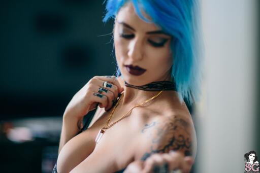Beautiful Suicide Girl Pulp Black & Blue (23) 2K lossless iPhone image high definition wallpaper