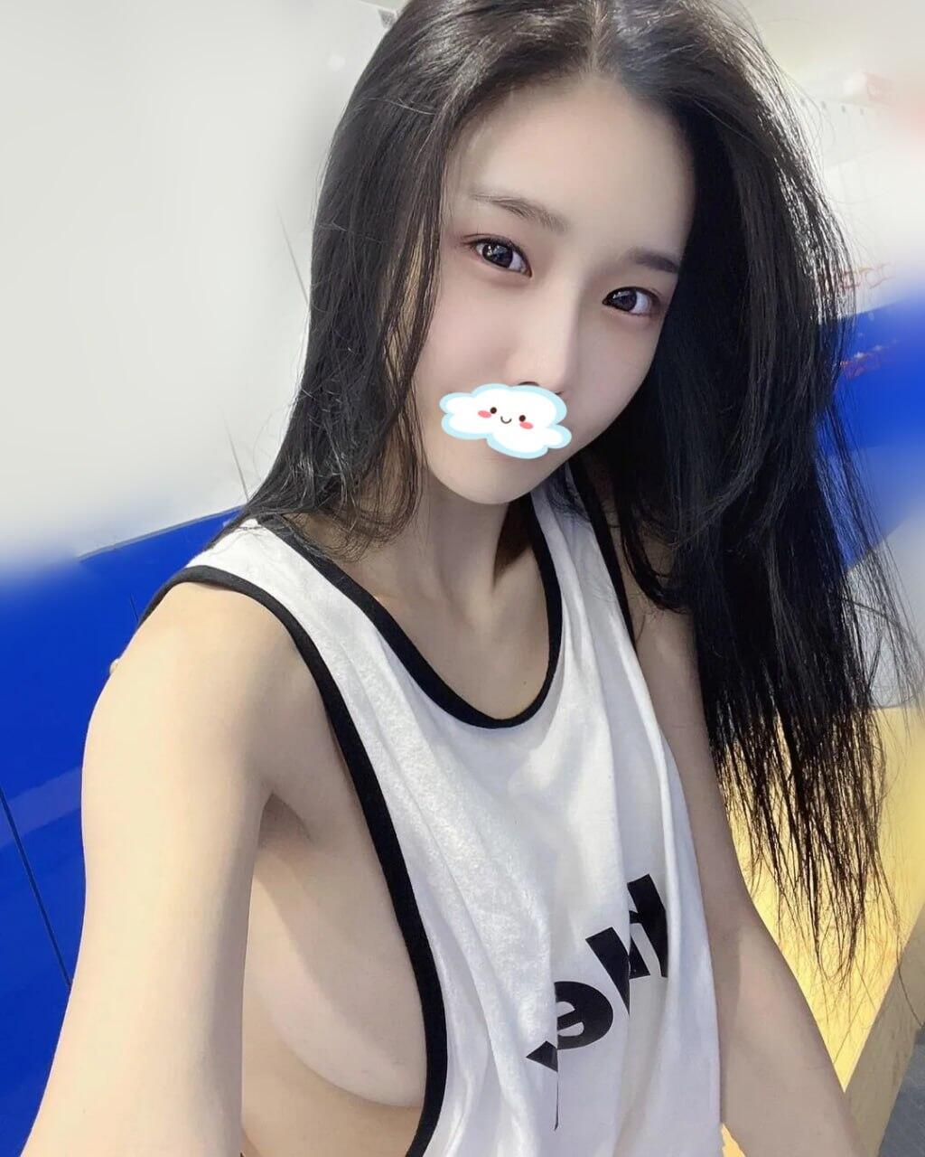可以配合玩變裝秀 臉蛋很不錯看 重點是小穴非常緊實多汁 非常飢渴慾望超強 超敏感 淫水很多  奶大不油 騷穴等你填滿~尋找需求大的哥