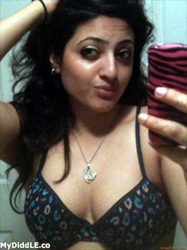 Beautiful girl Radhika Apte Selfies 1 iPhone Samsung htc Sony wallpaper