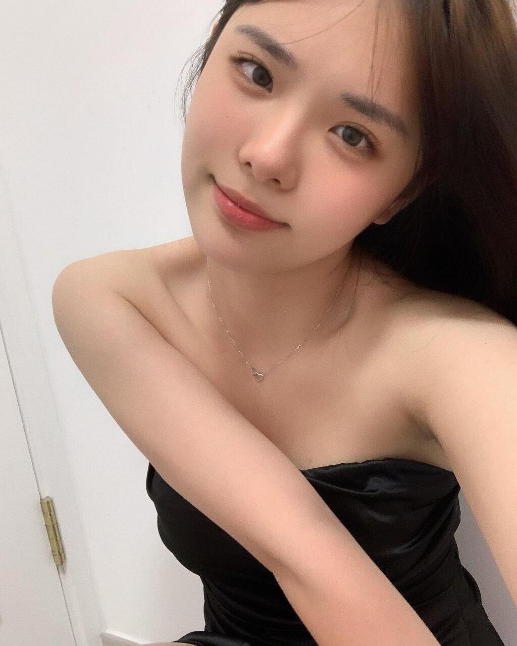 性感 大奶+美腿白皙 配合高 騷B-騷癢難耐 太久沒被幹過了 現在好想找個人 痛痛快快的幹一炮 可以滿足她 主動型 健談性感 火辣