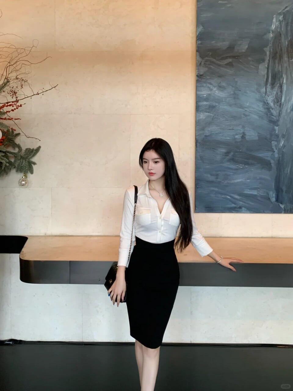 清純甜美正妹 胸前雪白大福光 
看就想讚超美 年輕外貌 身材優質都不行 
皮膚光滑 傲人雙峰事業線 彈性柔軟超級好 