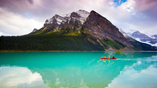 Itap of canoeists at lake louise wallpaper