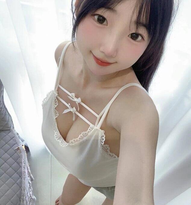 很有女友fu 很注重做愛前戲  從淺吻到濕吻  從上面到親蛋蛋  人也很性感  也很會玩 聲音很艿 叫床聲音好聽 服務主動熱情 配合度高