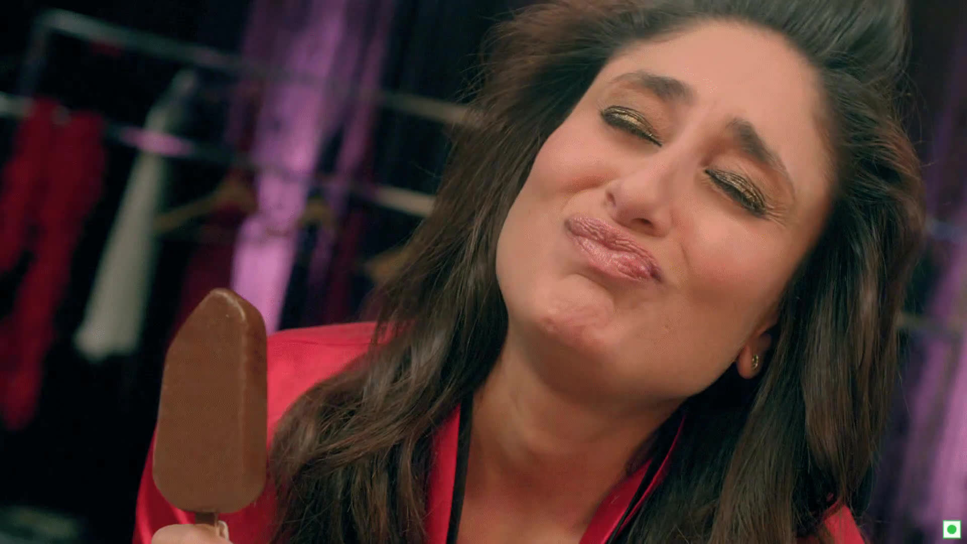 Attempt #16 Kareena fails to get the Perfect Magnum Selfie 02