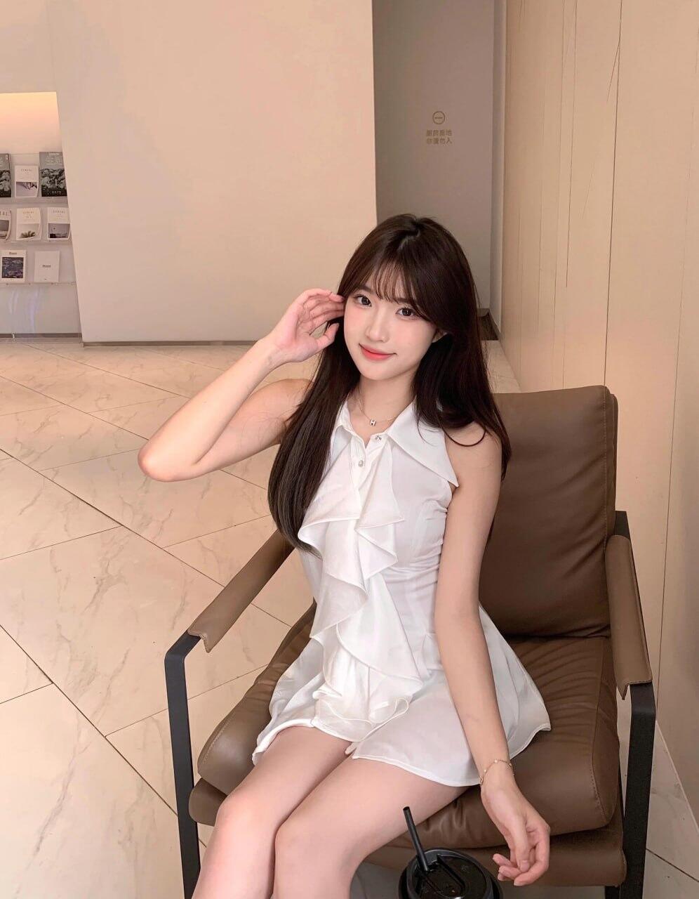 臉蛋精緻 身形纖細曲線優美 飄逸的長髮展現一種自信與誘人的氣質 飽滿的胸部突現自然的性感 讓你過目不忘 ˊ真的香