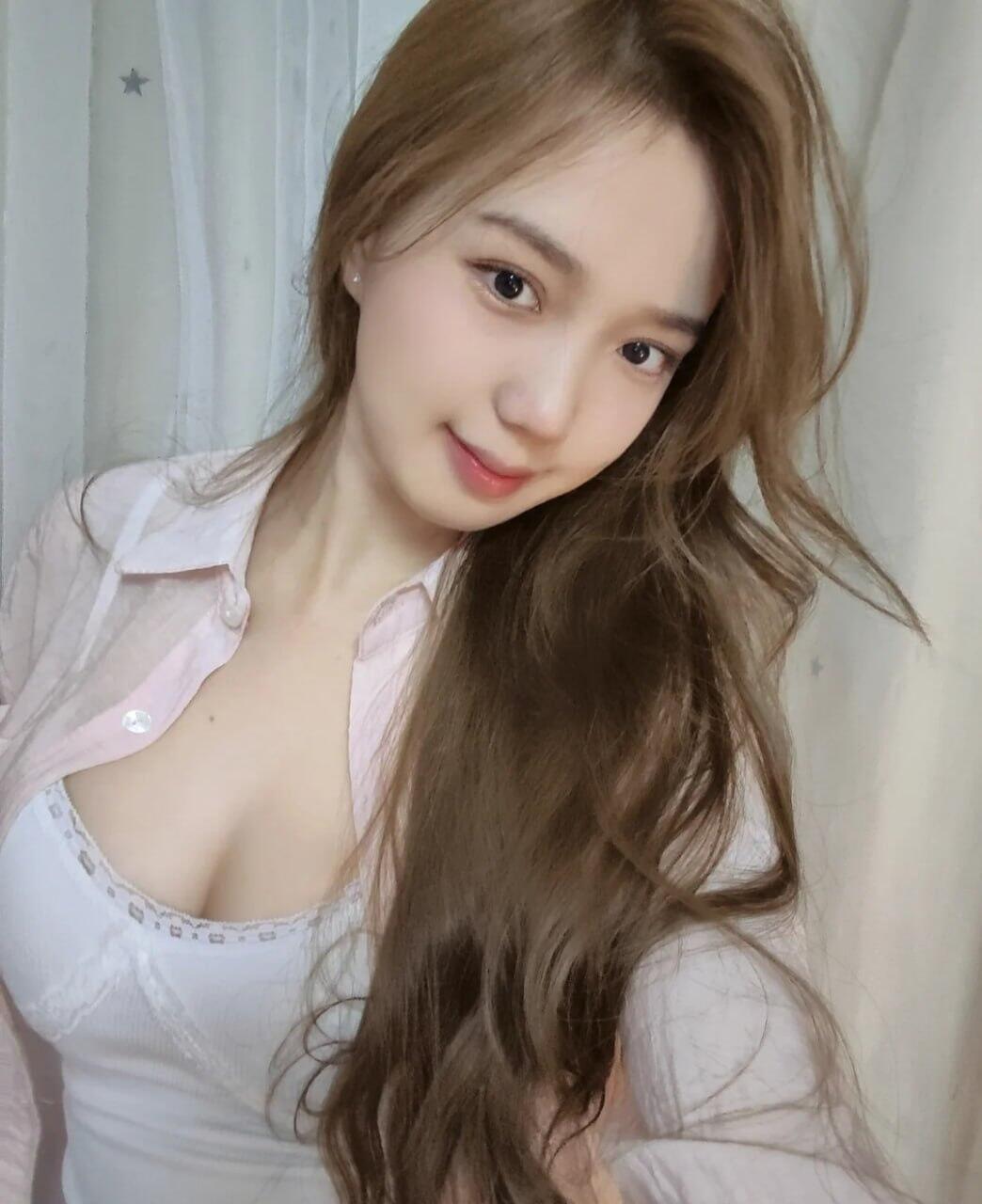 極品少婦 很御韻味很香 台灣大哥大客服接聽員聲音超好聽 真的很溫柔很舒服就是一個乾淨清秀的女人 床上也很溫柔