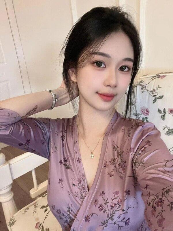 精心打扮只为了让你一眼爱上
用心服务只想和你一起快活
单身的她 不赶时间 喜欢慢慢来