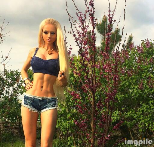 Valeria lukyanova zoom well toned fit body real life doll stomach visible hot pants