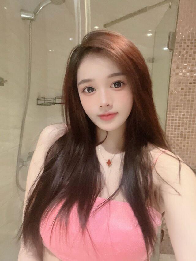 可愛學生妹 身材嬌小纖細 皮膚白裏透紅 沒有性愛經驗 愛愛起來很青澀 會害羞 需要耐心對待 優點鮑魚緊緻 好舔可品鮑
