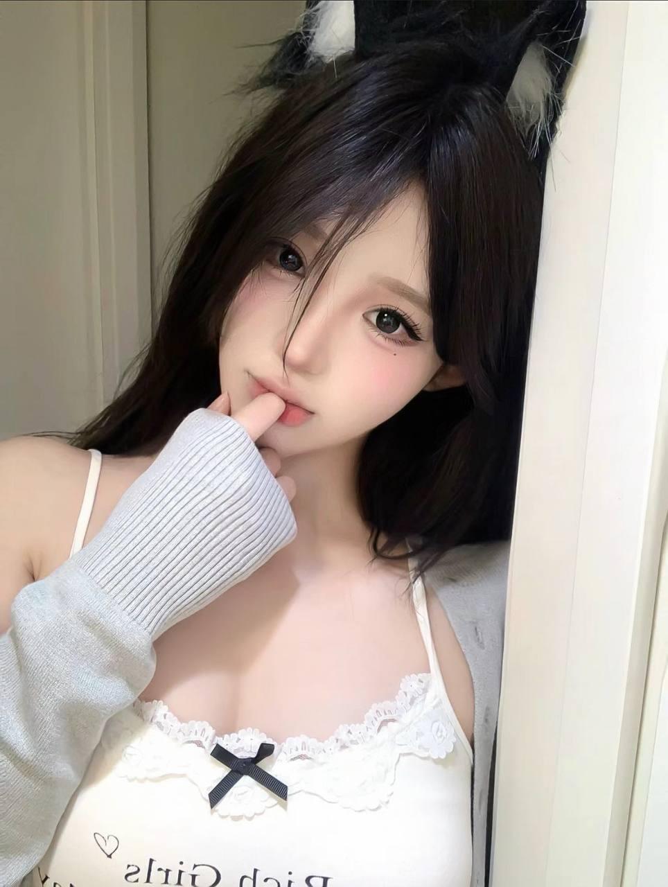 之前做酒店把胃喝壞了 找到妍妍兼職 淫蕩騷女 千萬別被她的外表騙了哦 看似無害清秀卻是性愛小能手 經常在床上假裝小貓咪渴望呵護