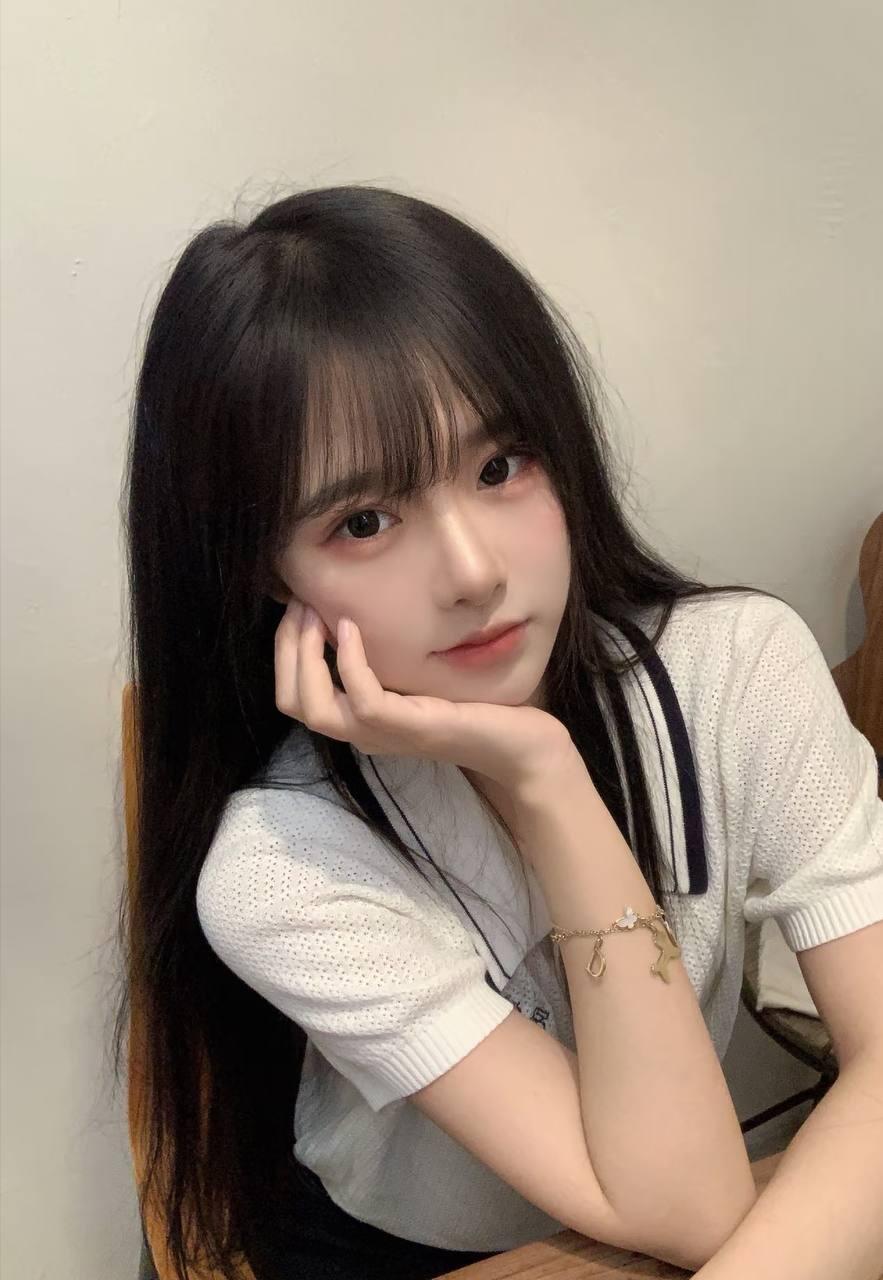 白嫩白嫩的美胸正妹