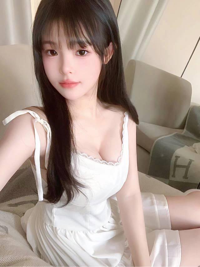 俏皮蘿莉身形嬌小 皮膚白皙 小悶騷 靈活的小舌頭會溫柔舔弄你的蛋蛋, 給你觸電般的快感 小隻馬配合度高