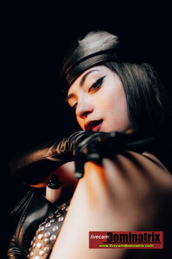 livecamdominatrix Latina Domme has long black leather gloves and black leather cap