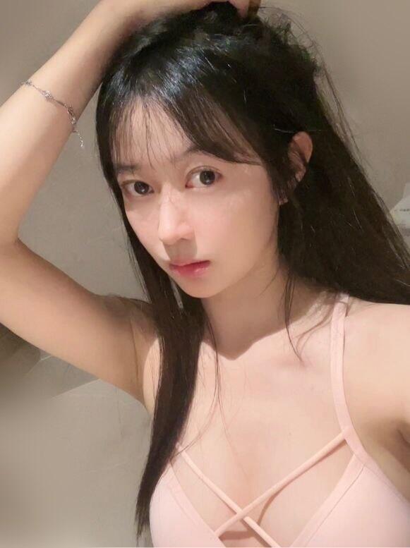 她淫叫聲迷人,尤愛女上位,帶你體驗瘋狂快感。她最拿手調情撩人,讓你欲火焚身。體位多變,尤其狗爬式,帶來更勁爆的快感體驗!心動不如行動,快來擁抱這股妖媚力量吧!
