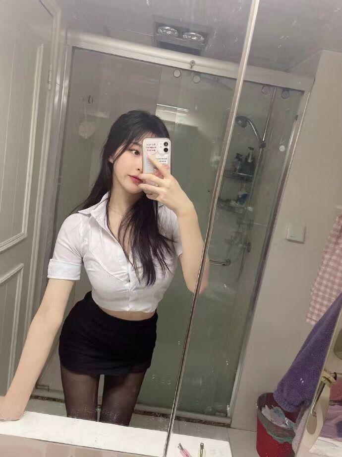 擁有著一張甜美無比的臉龐 和一副性感火辣的身材 身材好 超高顏值 皮膚白皙 歡迎各位哥哥快來找我預約