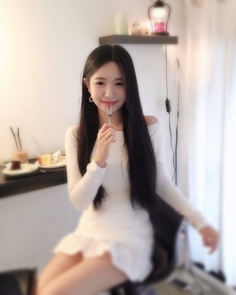 甜美可愛的類型 
尺度配合極高 無刺青 不抽煙 
俏皮活潑 很愛撒嬌 口技功夫一流棒 
身材還不錯 只是性欲太大