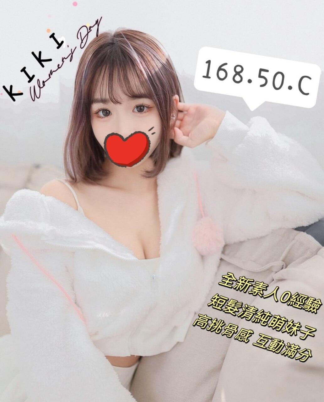 她是那種看起來溫柔，骨子裡卻藏著點騷氣的女人。身材勻稱皮膚白，胸部雖不大但手感超好，特別是小穴緊致又濕潤，一進去就被吸得根本拔不出來。動作不花俏，但就是讓你忍不住想在她身上多來幾次。