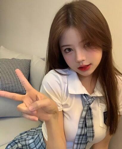 漂亮火辣美體 銷魂的深吻 技術超讚 身材帶點肉感 敢玩會很多姿勢 床叫聲還特別淫蕩