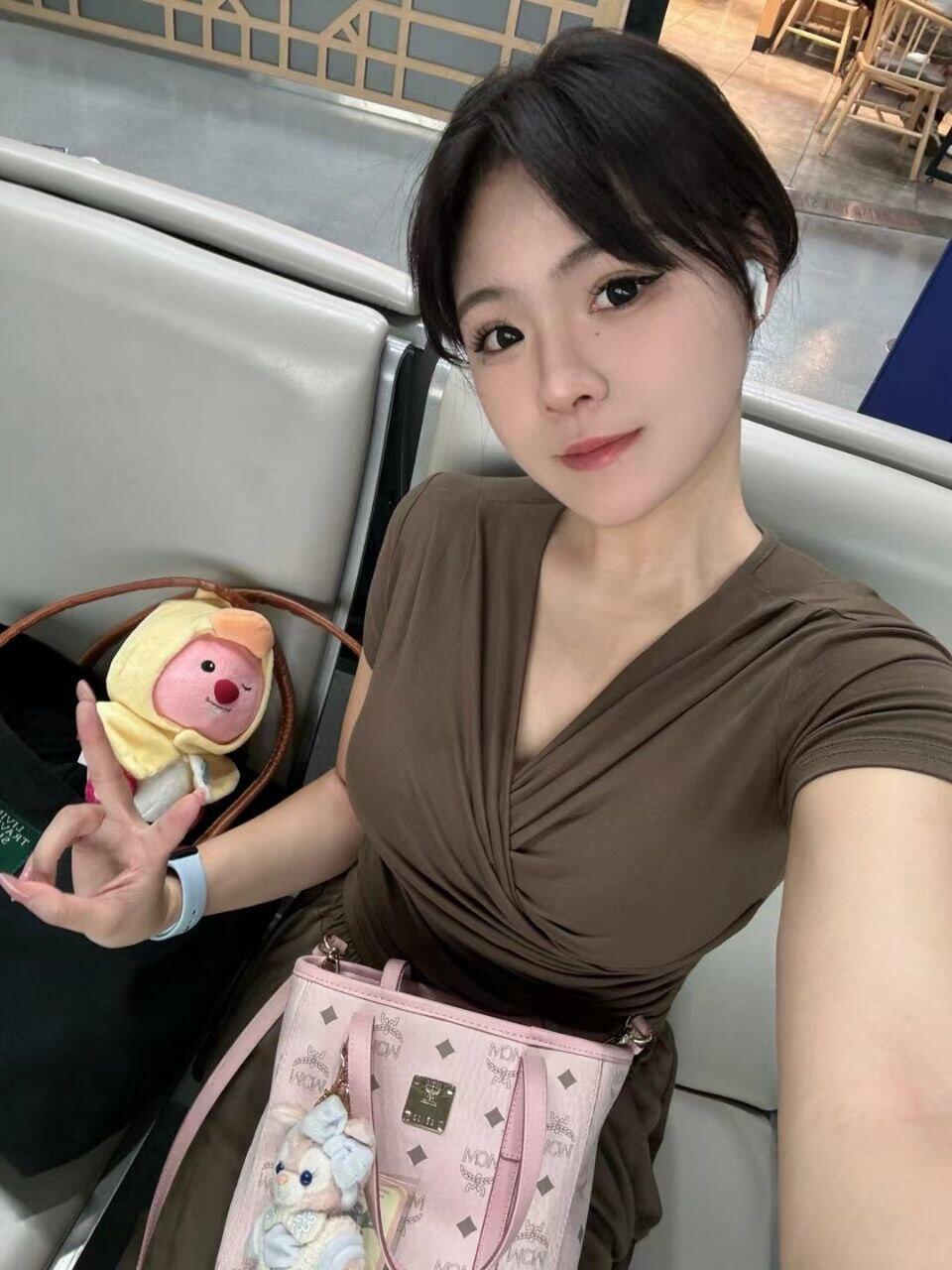 潮牌正妹店員!! 老闆私藏已久的專屬玩物
精心調教卻偷偷下海兼職
只因老闆的體力已經跟不上她的需求啦