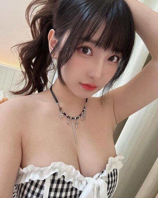 快來認識這位單身美女吧! 她有著嬌小可愛的身形，甜美的小臉讓人看了就想保護她! 但別被她的外表欺騙了，她可是不折不扣的性愛戰士! 初下海的她，為了幫家裡還清債務，需要葛格們的支援!