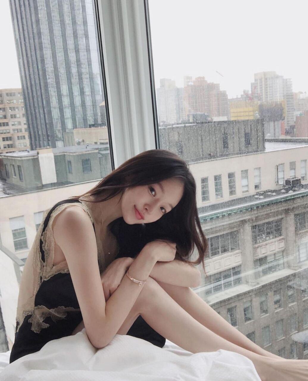 撫媚正妹性感大解放 在床上狂野的勾人妖精，一旦迷上她可是會被榨乾再榨乾!!
楚楚可憐的臉 與她豐盈的身材形成差極大的反差
