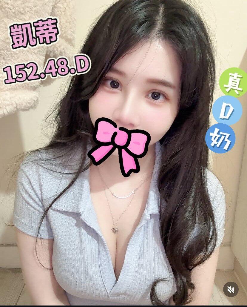 她是那種看起來溫柔,骨子裡卻藏著點騷氣的女人。身材勻稱皮膚白,胸部雖不大但手感超好,特別是小穴緊致又濕潤,一進去就被吸得根本拔不出來。動作不花俏,但就是讓你忍不住想在她身上多來幾次。