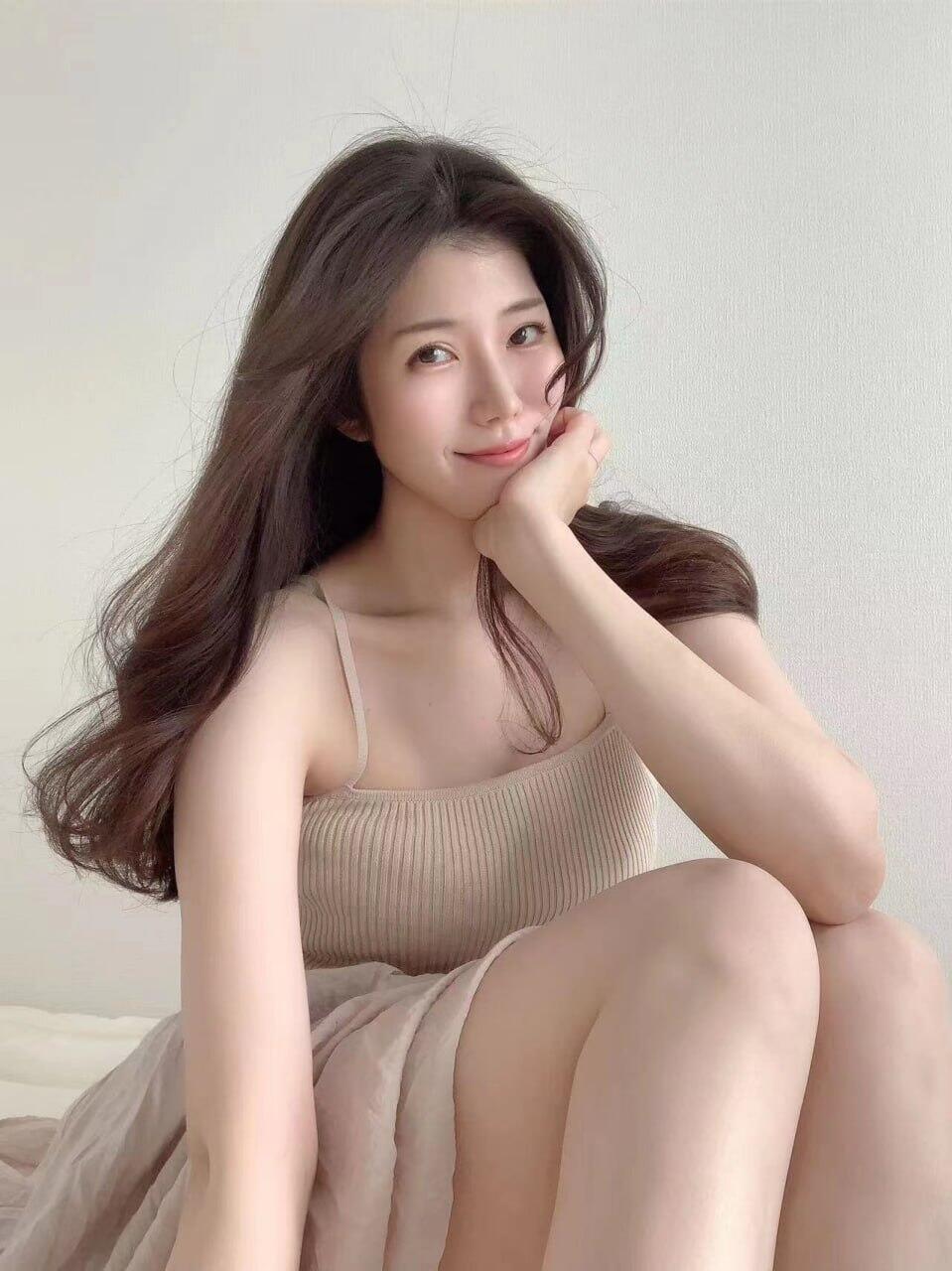 喜歡吞精肛交的母狗，自己動得很賣力，用手指就能把她送上高潮，很騷很淫蕩低價享受全自動服務！