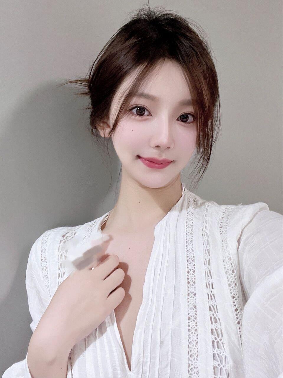 高挑性感身材 魅力十足臉蛋
如果不問她你絕對猜不出她平時的職業
在詢問職業前 請哥哥先餵飽她飢渴難耐的肉體
好好把玩那對豐滿雙峰 用棒棒來射好射滿給她