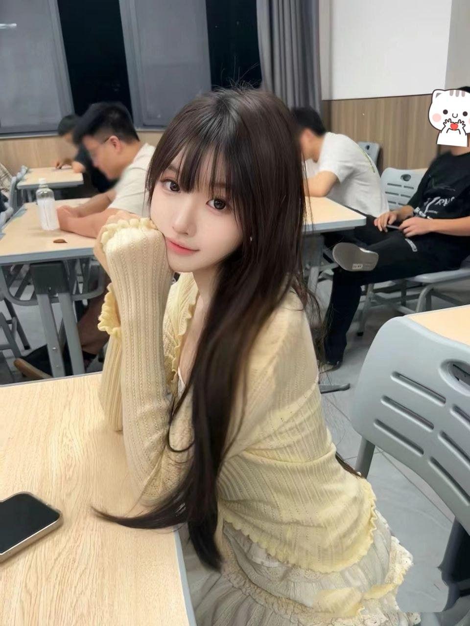 鄰家女孩羞澀互動