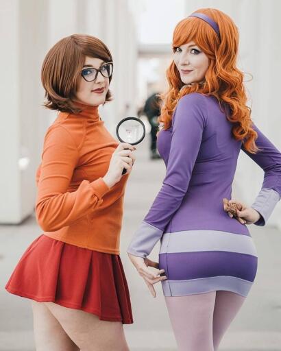 Daphne and Velma Cosplay