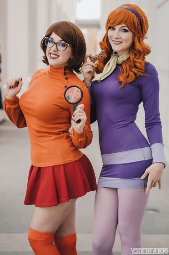 Daphne and Velma Cosplay