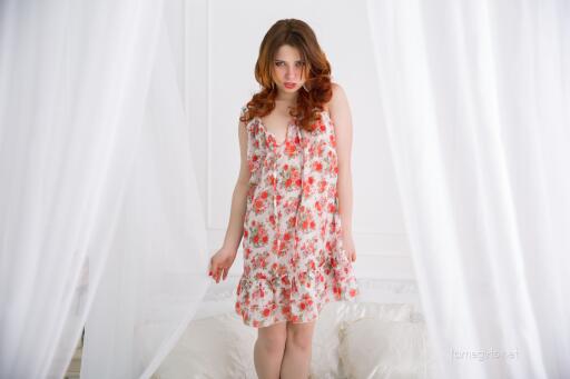 Beautiful Suicide Girl foxy084 053 Rose Petals Bed High resolution lossless image