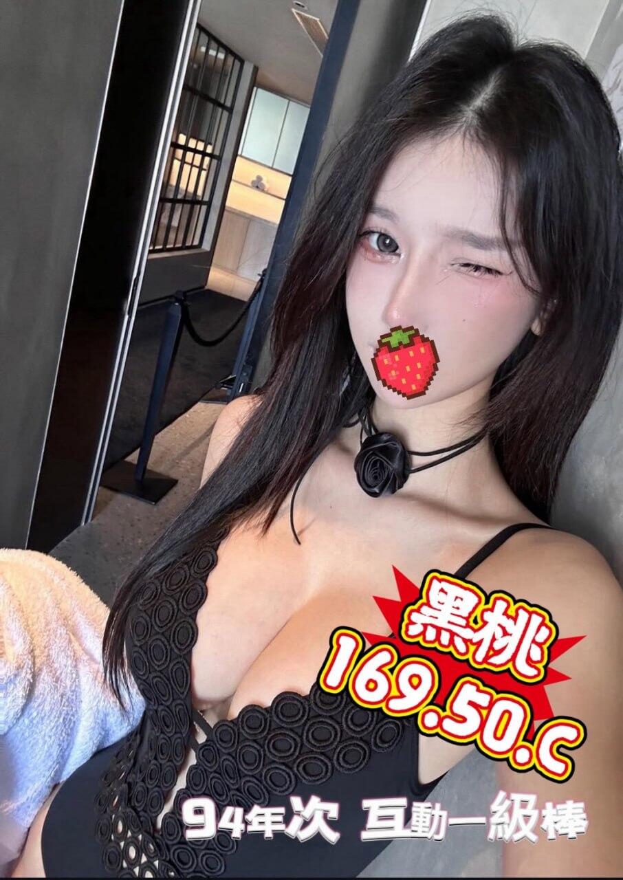 淫蕩人氣 吹功超讃 會搖生意好聽 胸型還是很漂亮的 奶頭粉水多 啪啪的時候超級舒服 淫蕩 口爆 殘廢澡都有