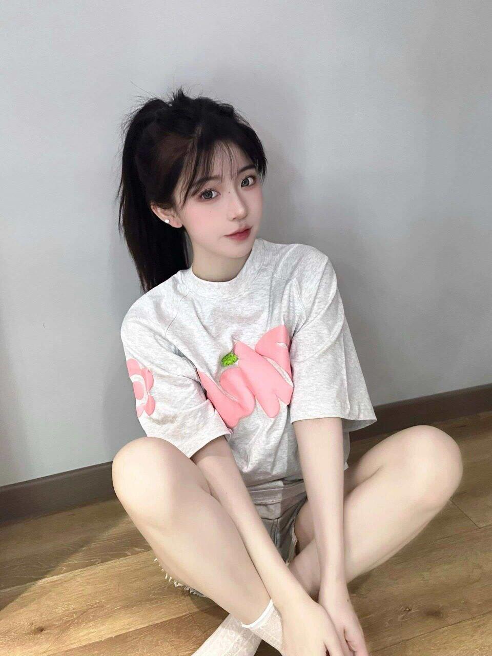 床上敢玩敢秀 可配合角色扮演 
服務尺度大到你喊爽 Q軟大奶在你身上磨蹭 親吻你的全身 性感的雙唇含住你的蛋蛋  挑逗你的小頭 還可配合69  乳交 喜歡換各種體位 越深入的姿勢妹妹越喜歡喲 