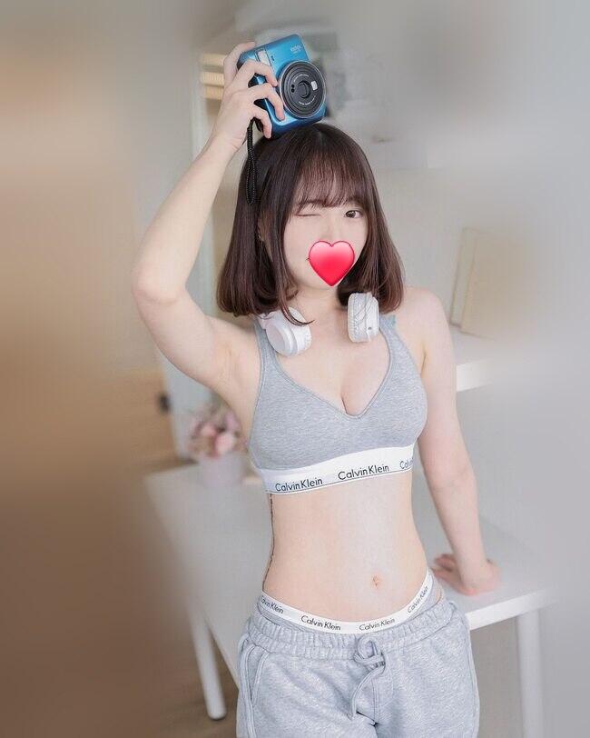 大奶敏感潮吹浪妹 態度熱情奶泡 技術很讚 性感中多了一絲女人味 ~ 穴穴很緊又敏感 #摩擦就會流水 陰蒂很快就沾滿濕潤的愛液 #看著美背 正面衝擊完全視覺享受 聽著妹妹淫叫 讓你心潮澎湃