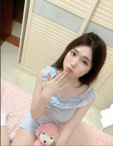 性感的老師 短裙配高跟 你值得擁有
老師你不要這樣好壞壞一進門就把你推到
超會玩可喇舌  配合情趣用品 尺度大 喜歡玩各種花樣  
姿勢多 擺動大屁屁 扭扭腰   爽的你不要不要                                                