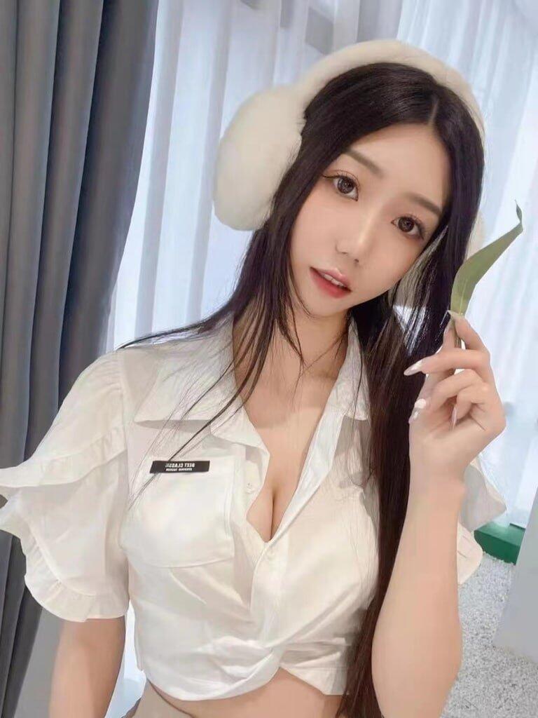喜歡穿性感的衣服 體現她迷人妖嬈的身材
床上很淫蕩 私底下也會講一些色色的事情
很會搖、很會扭!絕對讓哥哥你回味無窮