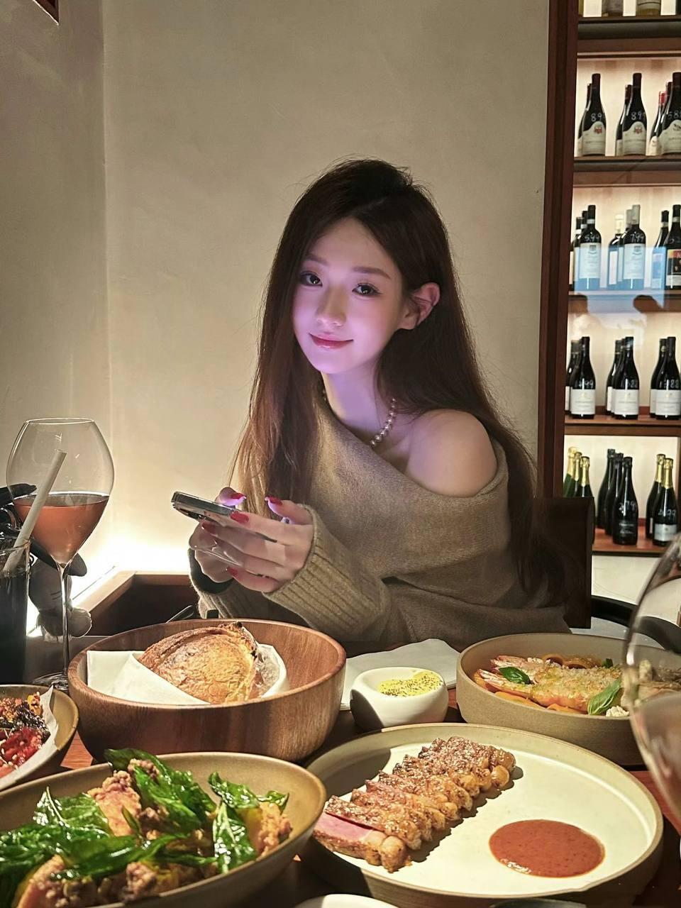 性感的豐乳妹 乳房又大又挺 乳頭小小的 乳暈粉粉的 讓人看了就想捏揉咬 性慾強還很愛做愛 技術高超 保證讓你爽到不行 