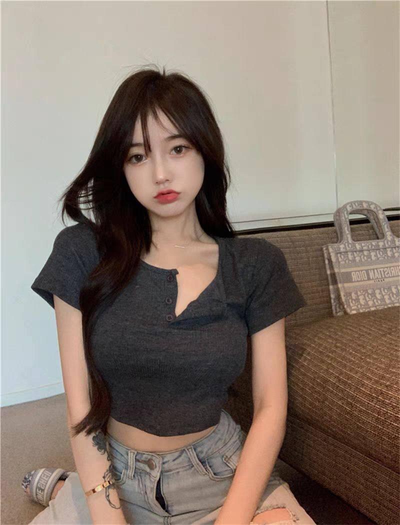 今日特別精心打扮來見你哦 換了一種風格 讓我幫她po 看有沒有喜歡這種風格的男生 找個相互看的順眼的男生好好享受一下