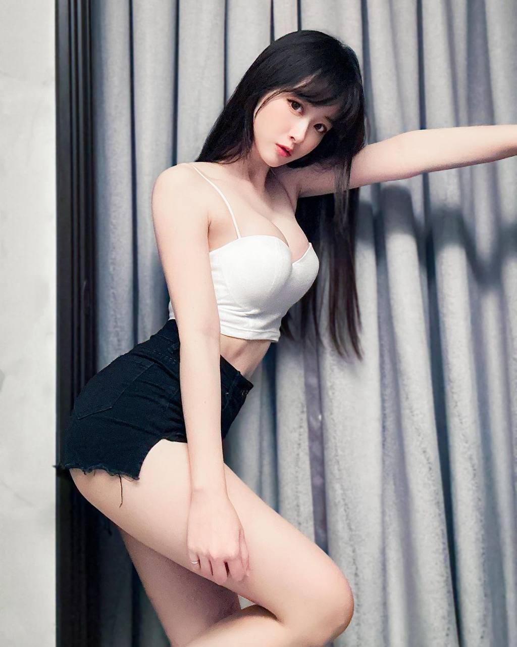 苗條的身材 腰很細身材又好 外型很有氣質美美的 配合度高 熱情主動 柔情服務 喜歡玩情趣 很敢玩腰力好很會搖 女上位可以搖到你不要不要的