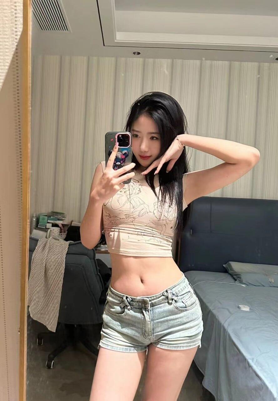  外型非常甜美，聲音是好聽的娃娃音
常常被人當做未成年 全身肌膚都很粉嫩
下體體幾乎沒有體毛