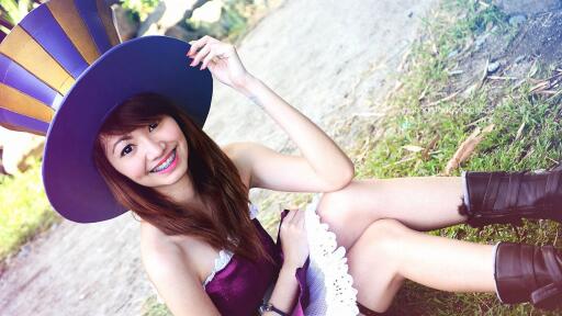 Cosplay girl with a big hat 22098